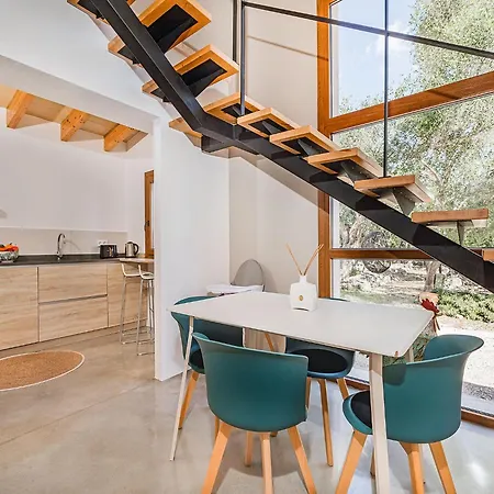 Cosy 2-bed With Pool, Villa